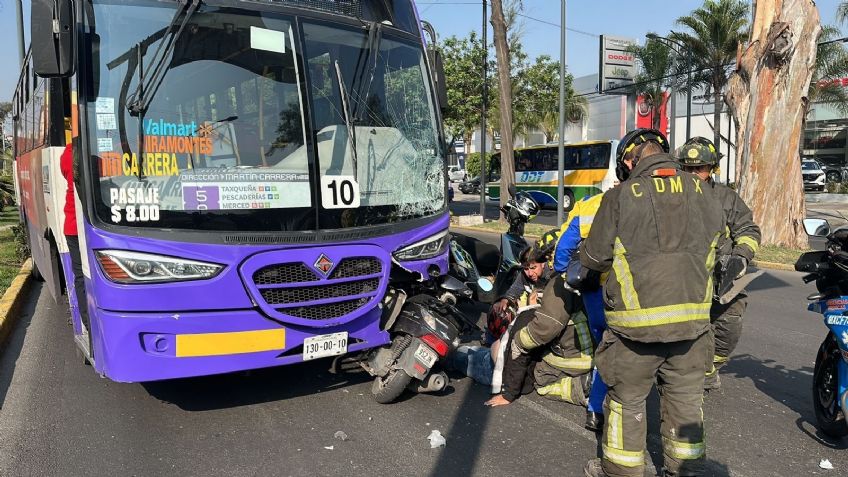 Fuerte accidente: Motociclista se impacta contra camión y queda prensado debajo de la unidad en CDMX