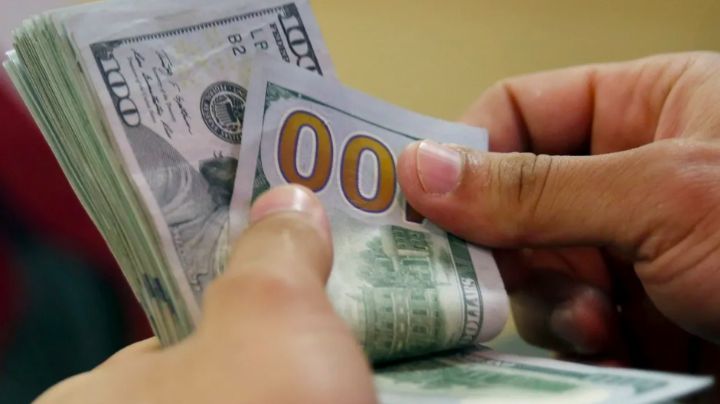 ¡A la baja! Precio del dólar en México se mantiene abajo de los 20 pesos; así cotiza en bancos