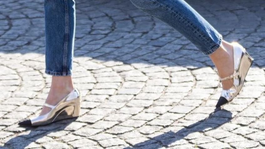 Moda 2023: La combinación de jeans con zapatos metálicos arrasará en los próximos meses del 2023