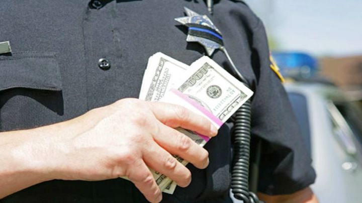 De no creer: Policía acaba en el hospital tras comerse varios billetes; lo cacharon en plena mordida