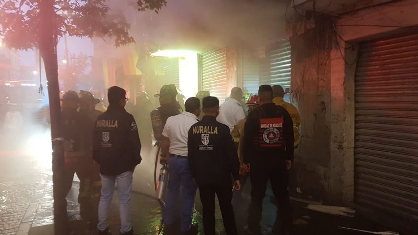VIDEO: Así fue el incendio que consumió dos locales comerciales en el Centro histórico de la CDMX