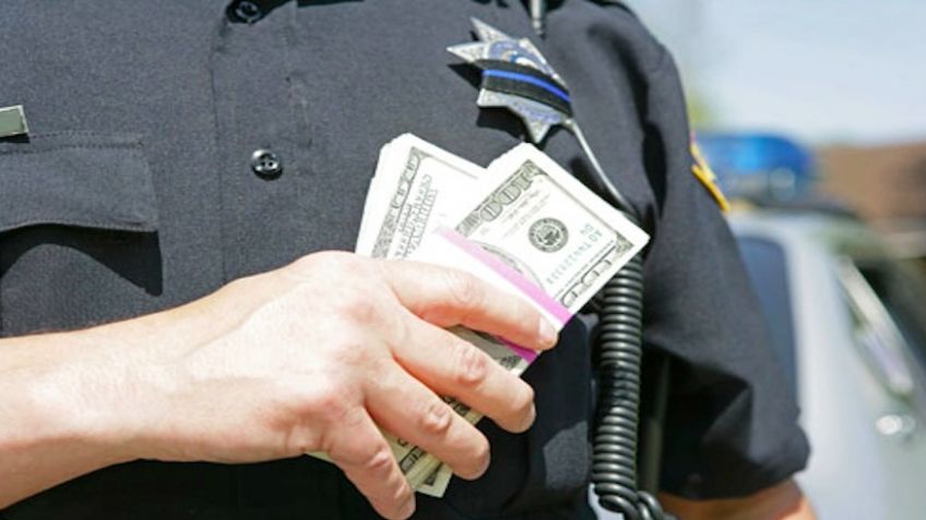 De no creer: Policía acaba en el hospital tras comerse varios billetes; lo cacharon en plena mordida