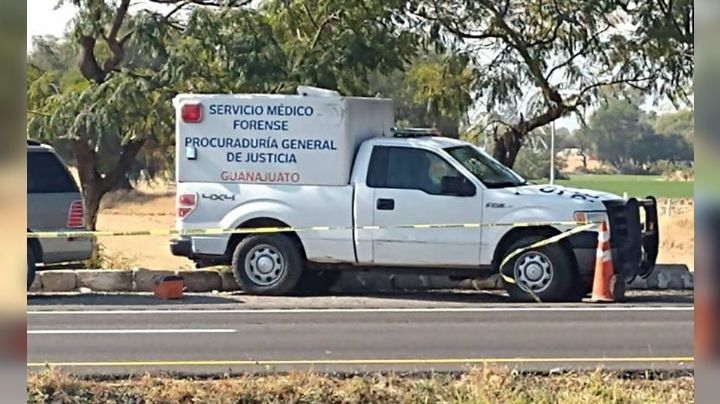Sobre la carretera Salvatierra-Cortazar, localizan el cadáver de un hombre con impactos de bala