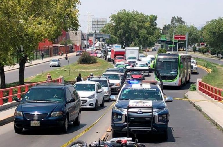 Mujer se lanza de puente peatonal en la avenida Central, genera caos vial