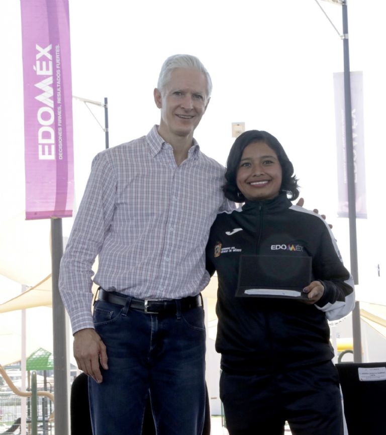 Alfredo del Mazo entrega estímulos a deportistas