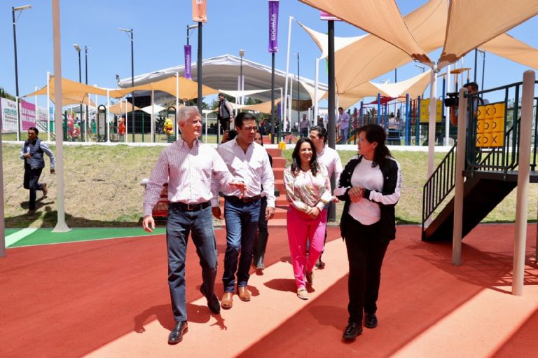 Alfredo del Mazo entrega estímulos a deportistas