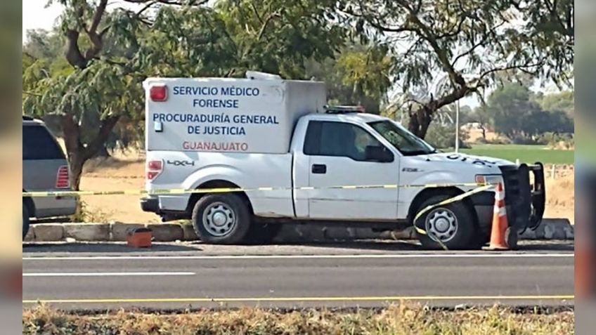Sobre la carretera Salvatierra-Cortazar, localizan el cadáver de un hombre con impactos de bala