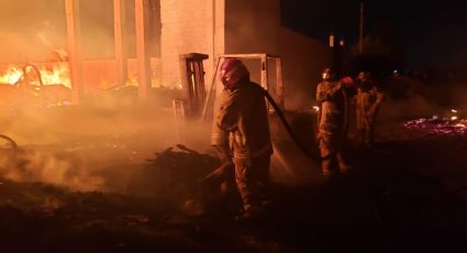 VIDEO: Voraz incendio consume bodega en Valle de Chalco, Edomex; Bomberos trabajan durante horas