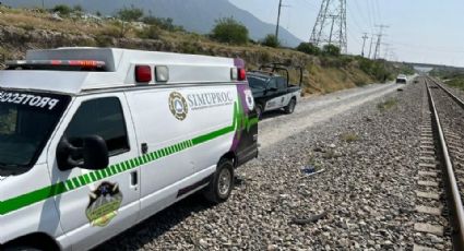 Autoridades encuentran a un hombre sin vida a un costado de las vías del tren en Nuevo León