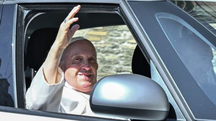 Papa Francisco fue dado de alta tras varios días en el hospital: "Estoy todavía vivo", expresó