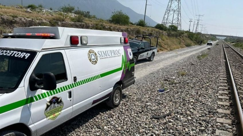 Autoridades encuentran a un hombre sin vida a un costado de las vías del tren en Nuevo León