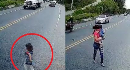FUERTE VIDEO: Niña cruza una peligrosa avenida; tras ser atropellada por 3 motocicletas, sale ilesa