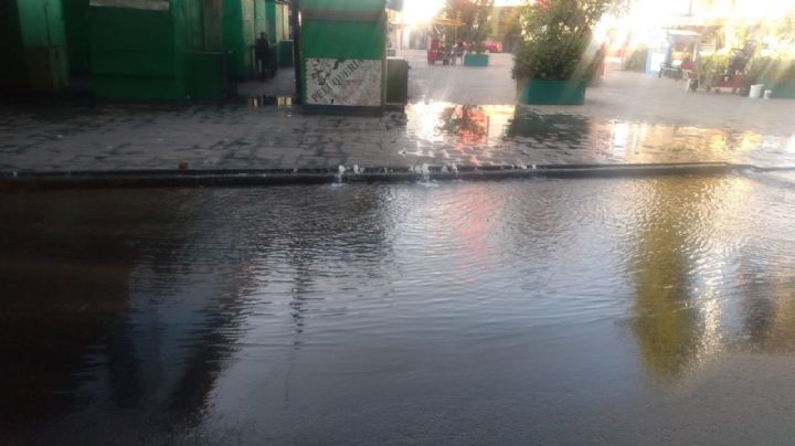 Mega fuga de agua colapsa la México-Tacuba y Legaria en la Miguel Hidalgo, tardan horas en repararla