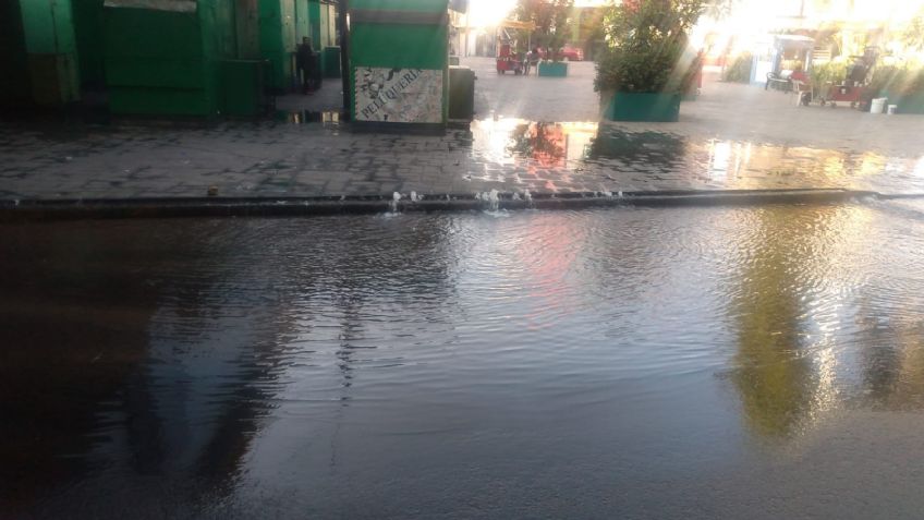 Mega fuga de agua colapsa la México-Tacuba y Legaria en la Miguel Hidalgo, tardan horas en repararla
