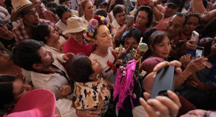 ¿Sigue los pasos de AMLO? Sheinbaum recibe 'bastón de mando' de pueblos originarios en Xochimilco