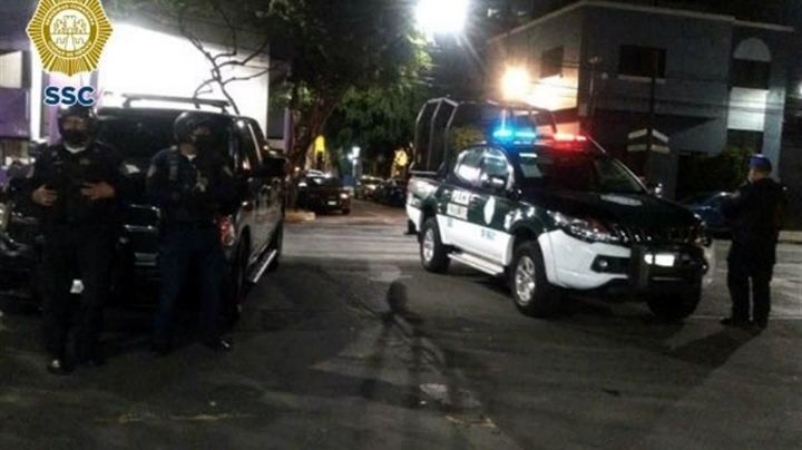 Se arma la campal: Vecinos golpean a policías en CDMX y mandan a dos al hospital; hay 4 detenidos
