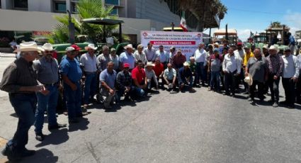 Productores suman apoyo de los transportistas y fumigadores en plantón en el municipio de Cajeme