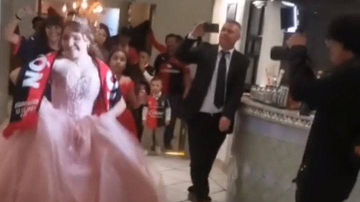 Chica festeja sus XV años con temática del Atlas y se hace viral en TikTok; los rojinegros celebran