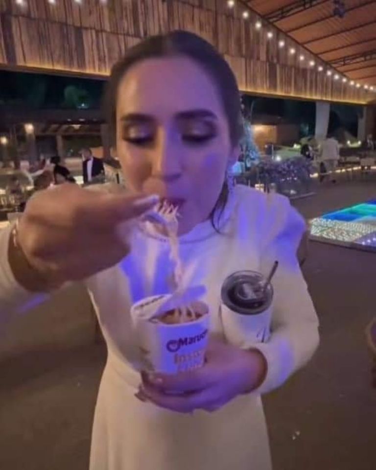 Ofrecen sopa Maruchan en boda