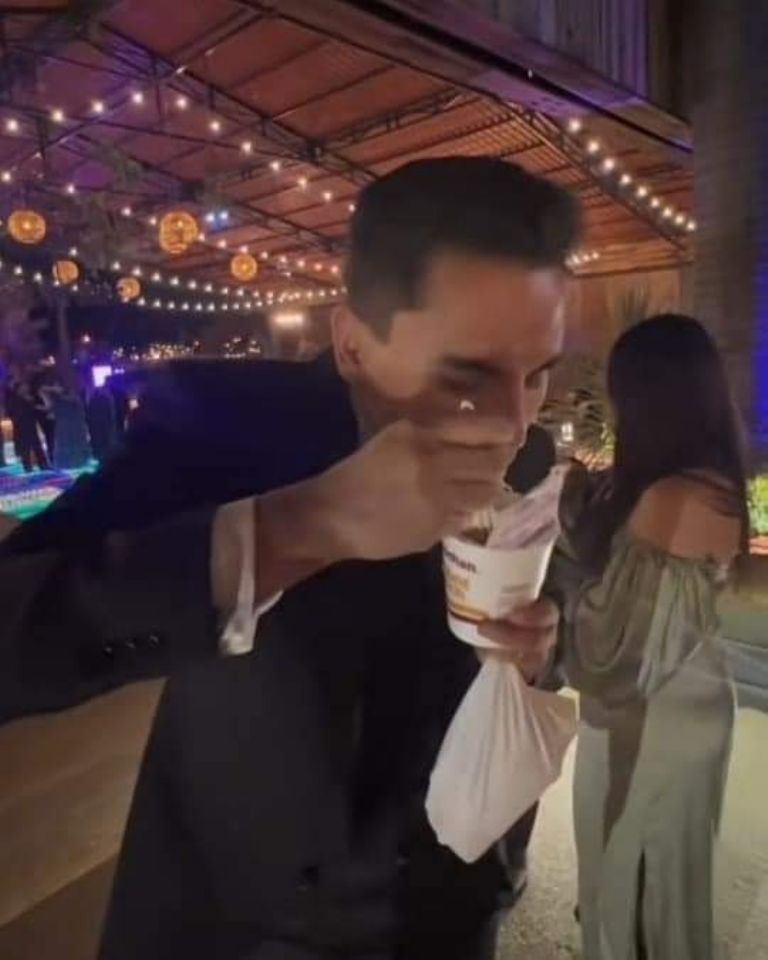 Ofrecen sopa Maruchan en boda