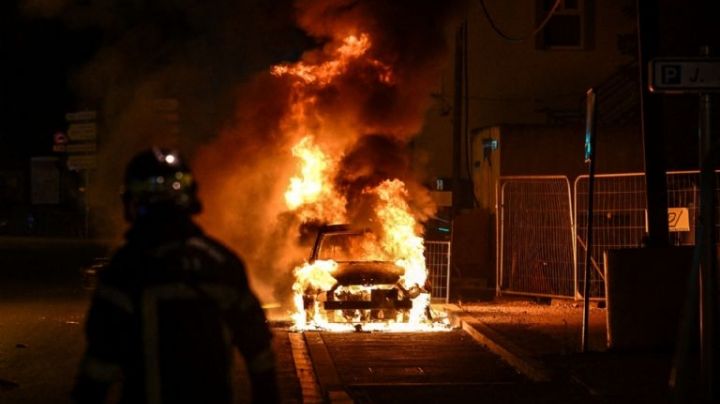 (VIDEOS) Violencia en Francia: Gobierno pone toque de queda mientras Emanuel Macron sale a bailar