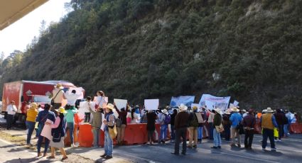 Comuneros bloquean la Autopista México-Toluca a la altura de La Venta; colapsan la circulación