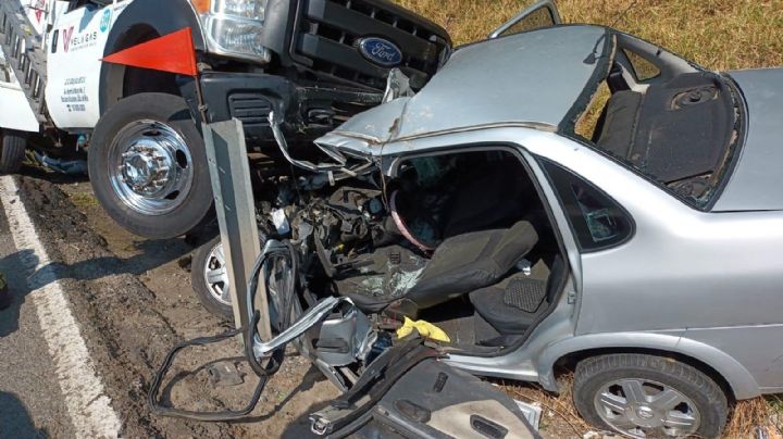 Fatídico accidente: Pipa de gas se impacta contra vehículo  y lo destruye; un hombre quedó prensado