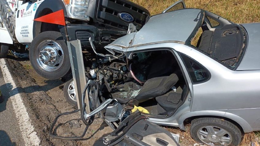 Fatídico accidente: Pipa de gas se impacta contra vehículo  y lo destruye; un hombre quedó prensado