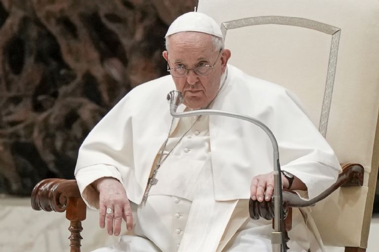 Operan al papa Francisco en Roma