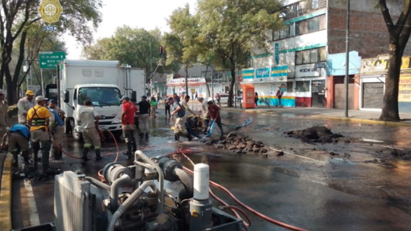 Mega fuga de agua colapsa la avenida Marina Nacional; reportan inundación en ambos sentidos