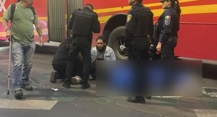 (VIDEO) Emergencia en CDMX: Metrobús atropella a motociclistas; saldo es de un muerto y un herido