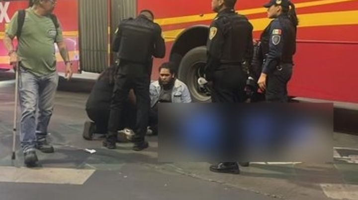 (VIDEO) Emergencia en CDMX: Metrobús atropella a motociclistas; saldo es de un muerto y un herido