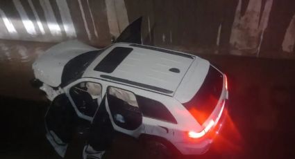 Fuertes lluvias en Cajeme, Sonora, propician accidente vehicular: Auto cae a canal de aguas