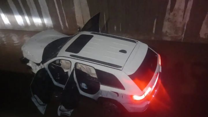 Fuertes lluvias en Cajeme, Sonora, propician accidente vehicular: Auto cae a canal de aguas