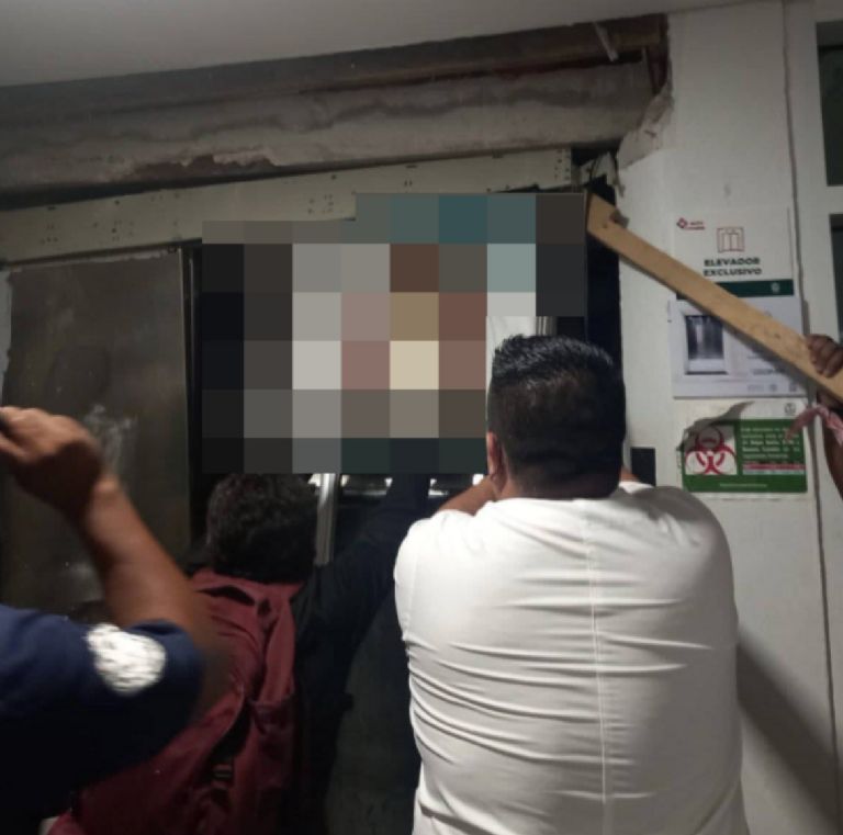 Menor prensada en elevador