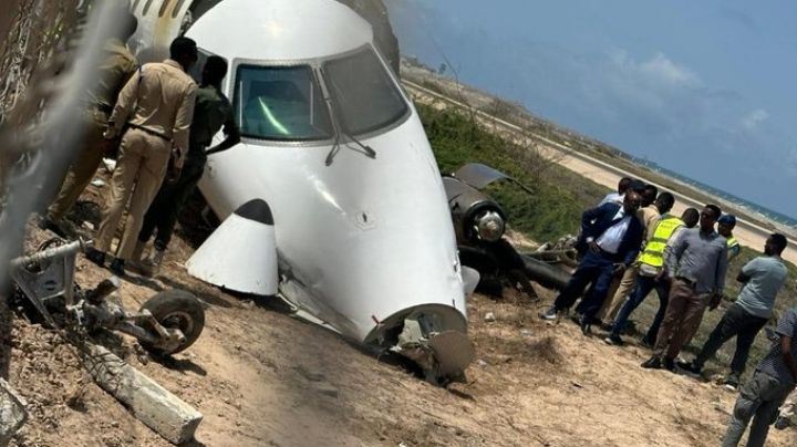 FUERTE VIDEO: Avión 'derrapa' en Somalia durante el aterrizaje y tras el impacto se parte en dos