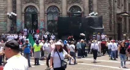 Manifestantes atacan a 'huevazos' al Congreso de la CDMX; exigen no prohibir peleas de gallos