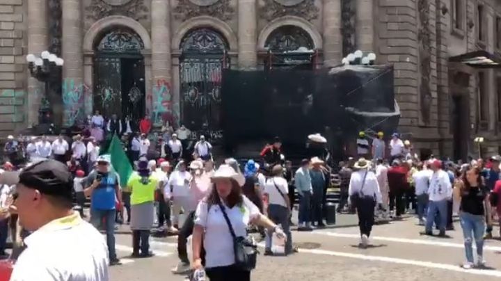 Manifestantes atacan a 'huevazos' al Congreso de la CDMX; exigen no prohibir peleas de gallos