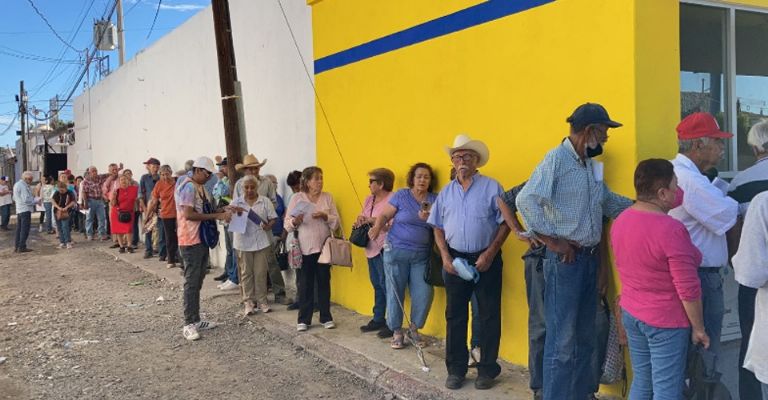 Piden apoyo para los ancianos que enfrentan altas temperaturas para cobran su pensión del Bienestar