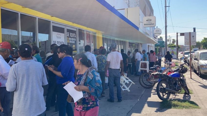 Piden apoyo para los ancianos que enfrentan altas temperaturas para cobran su pensión del Bienestar