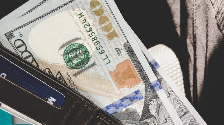 Peso sigue imparable: Dólar arranca por abajo de los 17 pesos; así se oferta en bancos del país