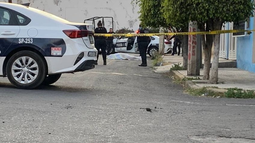 Imágenes fuertes: Abandonan cadáver maniatado y con el tiro de gracia en La Paz, Estado de México