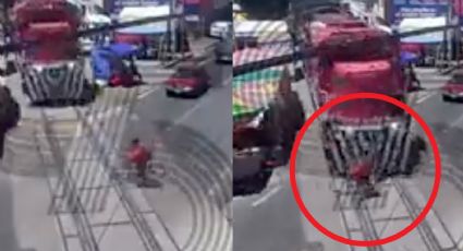 FUERTE VIDEO: Ciclista no escucha el paso del tren y es arrollado por varios metros; esto le pasó