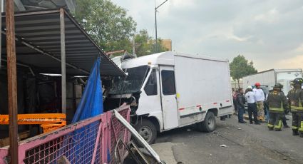 Emergencia en Iztapalapa: Camioneta se impacta contra puestos callejeros en Constitución de 1917