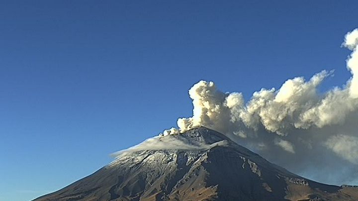 Captan estrella fugaz en el Popocatépetl, rescatan a viajeros extraviados en el volcán esta mañana