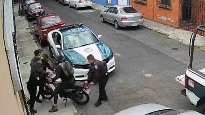 VIDEO: Policías de la CDMX intentan decomisar moto en la colonia Condesa y termina en pelea