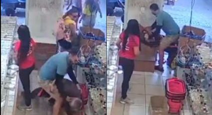 VIDEO: Sujeto agrede a una mujer en centro comercial; testigo lo somete y le da tremenda paliza