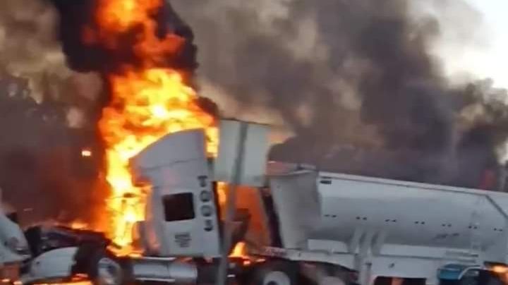 (VIDEO) Alerta en la México-Querétaro: Trailers chocan en Arco Norte; incendio consume las unidades