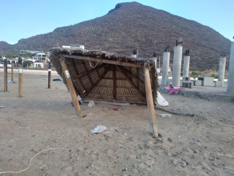 Autoridades revisan daños tras tormenta de arena en Guaymas. Foto: Cortesía