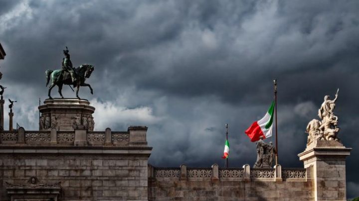 (VIDEO) Alerta en Italia: Intensas lluvias dejan varios heridos; vientos de 140km/hr tiran árboles